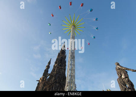 Edinburgh StarFlyer Attraktion mit blauem Himmel und Scott Monument während der Weihnachts-Wintermesse Stockfoto