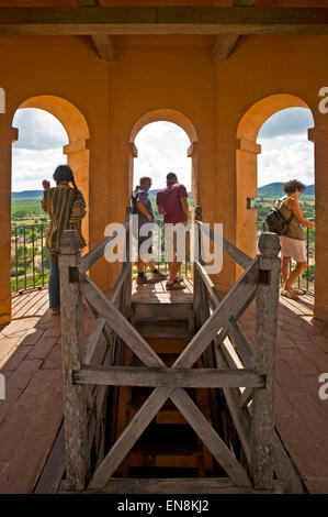 Vertikale Ansicht von Touristen an der Spitze des Turmes Iznaga im Valle de Los Ingenios. Stockfoto