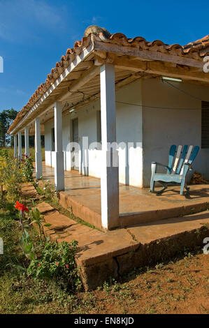 Vertikale Ansicht von einem Schaukelstuhl auf der Veranda in Vinales. Stockfoto