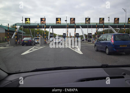 Annäherung an M6 mautpflichtigen Straße stand Plaza Autobahn England uk Stockfoto