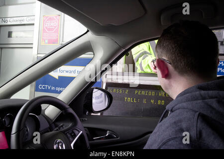 männliche Fahrer zahlen M6 mautpflichtigen Straße stand Autobahn England uk Stockfoto