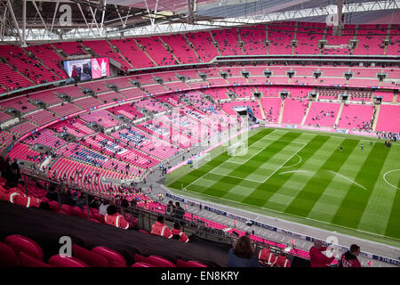 Innere des Wembley-Stadion am Spiel Tag London UK Stockfoto