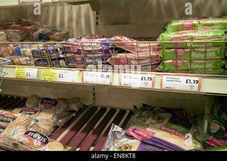 Warburtons verdünnt in Brot Gang im Safeway-Supermarkt im Vereinigten Königreich Stockfoto