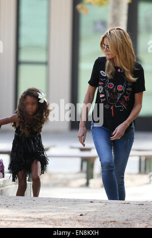 Heidi Klum nimmt ihre Kinder Fußball üben Featuring: Heidi Klum, Lou Samuel Where: Los Angeles, California, Vereinigte Staaten von Amerika bei: 25. Oktober 2014 Stockfoto