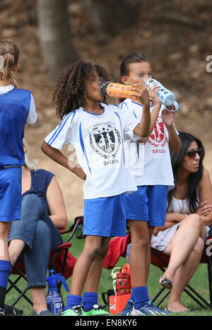 Heidi Klum nimmt ihre Kinder Fußball üben Featuring: Johan Samuel Where: Los Angeles, California, Vereinigte Staaten von Amerika bei: 25. Oktober 2014 Stockfoto