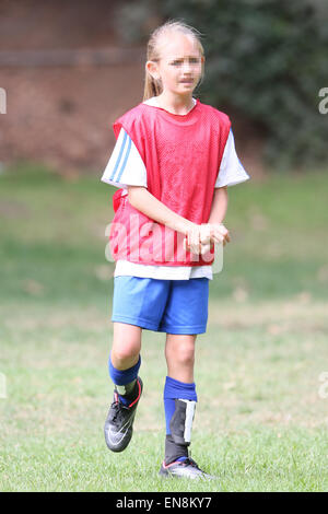 Heidi Klum nimmt ihre Kinder Fußball üben Featuring: Helene Samuel Where: Los Angeles, California, Vereinigte Staaten von Amerika bei: 25. Oktober 2014 Stockfoto