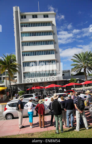 Eine architektonische Reisegruppe im Art-Deco-Viertel, Ocean Drive, South Beach, Miami Beach, Florida, USA Stockfoto