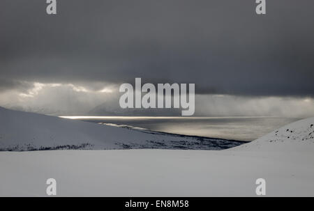 Sturmwolken (mit silbernem Futter) über Bergen und Fjord, Lyngenalpen, arktisches Norwegen Stockfoto