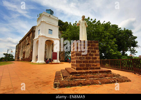 St. Pauls Kirche und Statue auf dem St. Paul Hill in Malacca, Malaysia Stockfoto