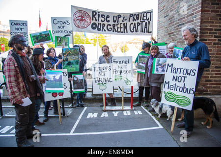 Bristol, UK. 29. April 2015. Demonstranten erkletterten Bäume oben ein Banner in Bristol Queens Square zur Sensibilisierung für die Zerstörung von Bauland in Stapleton für das neue Metrobus-Projekt zu setzen.  Sie marschierten später nach der Stadt Gemeindeverwaltung.  Früher im Jahr besetzt die Demonstranten Bäume auf der Metrobus-Website für mehrere Wochen vor einer Zwangsräumung. 29. April 2015. Bildnachweis: Redorbital Fotografie/Alamy Live-Nachrichten Stockfoto