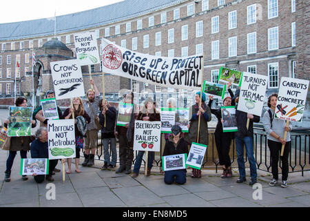 Bristol, UK. 29. April 2015. Demonstranten erkletterten Bäume oben ein Banner in Bristol Queens Square zur Sensibilisierung für die Zerstörung von Bauland in Stapleton für das neue Metrobus-Projekt zu setzen.  Sie marschierten später nach der Stadt Gemeindeverwaltung.  Früher im Jahr besetzt die Demonstranten Bäume auf der Metrobus-Website für mehrere Wochen vor einer Zwangsräumung. 29. April 2015. Bildnachweis: Redorbital Fotografie/Alamy Live-Nachrichten Stockfoto