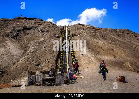 Garut, Indonesien. 8. Februar 2013. Mount Bromo, ein aktiver Vulkan ist, deckt ein riesiges Gebiet von 800 Quadratkilometern und Teil des Tengger-Massivs, in Ost-Java, Indonesien. © Garry Andrew Lotulung/Pacific Press/Alamy Live-Nachrichten Stockfoto