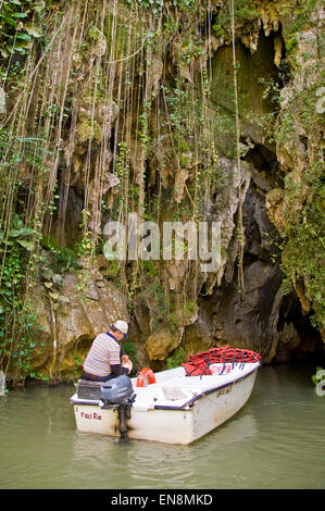 Vertikale Ansicht von einem Ausflugsboot bei Cueva del Indio in Vinales. Stockfoto