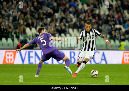 Turin, Italien. 29. April 2015. Serie A Fußball. Juventus Turin vs. AC Florenz. Roberto Pereyra schneidet in Milan Badelj Credit: Action Plus Sport/Alamy Live News Stockfoto