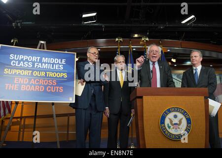 Washington, DC, USA. 29. April 2015. US-Independent-Senator Bernie Sanders gesellt sich Kolleginnen und Kollegen des Kongresses im Rahmen einer Pressekonferenz auf Republikanischen Senat Budgetkürzungen 29. April 2015 in Washington, DC. Bildnachweis: Planetpix/Alamy Live-Nachrichten Stockfoto