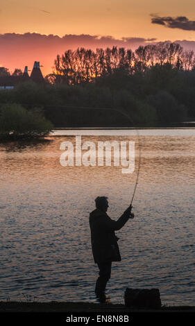 Bewl Wasser, Ticehurst, East Sussex, UK. 29. April 2015. UK-Wetter: Twilight Fliegenfischen. Bildnachweis: David Burr/Alamy Live-Nachrichten Stockfoto