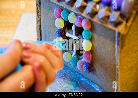 Horizontale Ansicht ein Lebkuchenhaus zu Weihnachten dekoriert werden. Stockfoto