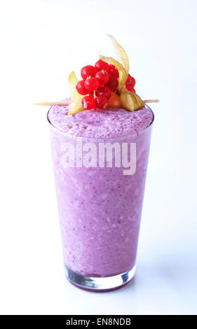 Heidelbeer-Smoothie in ein hohes Glas Stockfoto