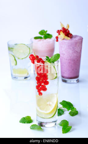 Brille von Soda mit Kalk und Frucht-smoothies Stockfoto