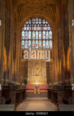 Architektur der Kirche. Das prächtige mittelalterliche innere Sherborne Abbey mit Blick auf den Hochaltar und die großen Ostfenster. Dorset, England. Stockfoto