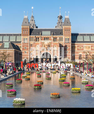 Rijksmuseum Amsterdam Rijksmuseum Nationalmuseum mit I Amsterdam Schild IAmsterdam und Tulpen im reflektierenden Pool während des Tulpenfestivals Stockfoto