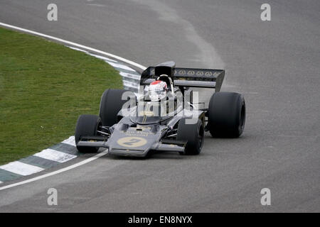 Katsuaki Kubota zeigt die Ex Ronnie Peterson 1972 Lotus 72 in Goodwood Members Meeting Stockfoto