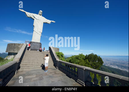 RIO DE JANEIRO, Brasilien - 5. März 2015: Die erste Gruppe von Touristen ankommen an der Statue von Christus den Erlöser am Corcovado. Stockfoto