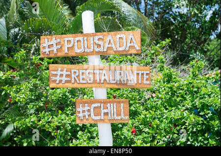 Einfache handgefertigten brasilianischen Pousada Zeichen mit Hashtags Technologie an einem einsamen Strand Nordeste Bahia Stockfoto