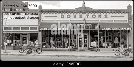 Schwarzen & weißen Außenansicht des Salida Bergsport in der Innenstadt von historischen Salida, Colorado, USA Stockfoto