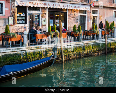 Die Menschen Sie genießen Essen & Getränk in einem Straßencafé, Venedig, Italien Stockfoto