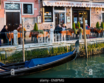 Die Menschen Sie genießen Essen & Getränk in einem Straßencafé, Venedig, Italien Stockfoto