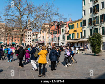 Besucher & Einheimischen genießen Sie Venedig, die Stadt der Kanäle Stockfoto