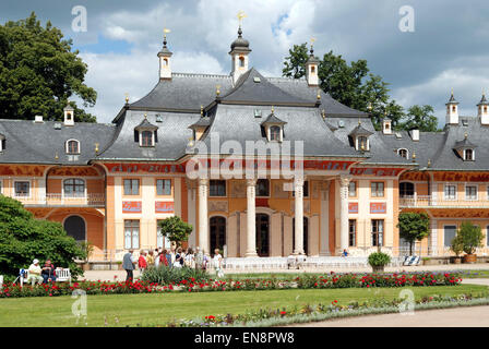 Pillnitz Schloss in Dresden mit den Berg-Palais und dem großen Schlosspark. Stockfoto