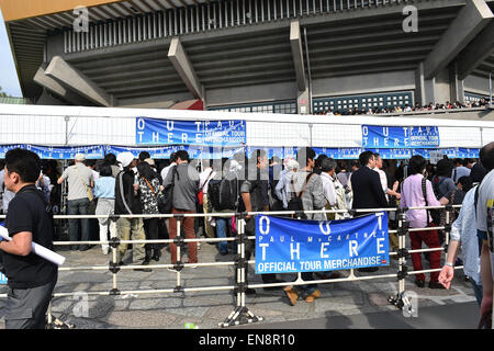 Tokio, Japan. 28. April 2015. McCartneys Fans versammeln sich vor der Nippon Budokan vor der Star-Konzert. Die Nippon Budokan gehört zu Japans berühmtesten Veranstaltungsorte, obwohl sie ursprünglich gebaut wurde, um den Judo-Wettbewerb bei den Olympischen Spielen 1964 in Tokio zu hosten. Die Beatles waren die erste jemals Rockgruppe 1966 vor Ort durchführen und es werden symbolisch McCartneys erste Aufführung es seitdem. © AFLO/Alamy Live-Nachrichten Stockfoto