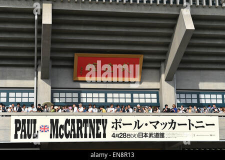 Tokio, Japan. 28. April 2015. McCartneys Fans versammeln sich vor der Nippon Budokan vor der Star-Konzert. Die Nippon Budokan gehört zu Japans berühmtesten Veranstaltungsorte, obwohl sie ursprünglich gebaut wurde, um den Judo-Wettbewerb bei den Olympischen Spielen 1964 in Tokio zu hosten. Die Beatles waren die erste jemals Rockgruppe 1966 vor Ort durchführen und es werden symbolisch McCartneys erste Aufführung es seitdem. © AFLO/Alamy Live-Nachrichten Stockfoto