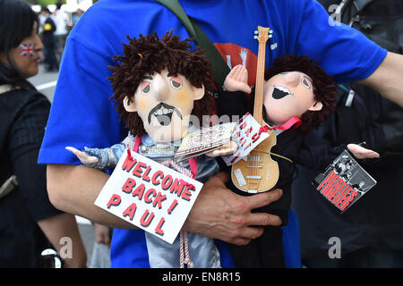 Tokio, Japan. 28. April 2015. McCartneys Fans versammeln sich vor der Nippon Budokan vor der Star-Konzert. Die Nippon Budokan gehört zu Japans berühmtesten Veranstaltungsorte, obwohl sie ursprünglich gebaut wurde, um den Judo-Wettbewerb bei den Olympischen Spielen 1964 in Tokio zu hosten. Die Beatles waren die erste jemals Rockgruppe 1966 vor Ort durchführen und es werden symbolisch McCartneys erste Aufführung es seitdem. © AFLO/Alamy Live-Nachrichten Stockfoto