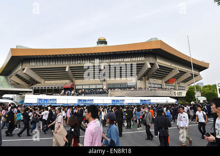 Tokio, Japan. 28. April 2015. McCartneys Fans versammeln sich vor der Nippon Budokan vor der Star-Konzert. Die Nippon Budokan gehört zu Japans berühmtesten Veranstaltungsorte, obwohl sie ursprünglich gebaut wurde, um den Judo-Wettbewerb bei den Olympischen Spielen 1964 in Tokio zu hosten. Die Beatles waren die erste jemals Rockgruppe 1966 vor Ort durchführen und es werden symbolisch McCartneys erste Aufführung es seitdem. © AFLO/Alamy Live-Nachrichten Stockfoto