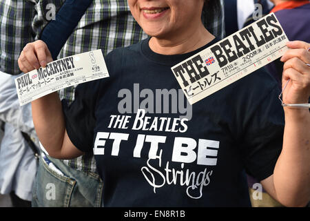 Tokio, Japan. 28. April 2015. McCartneys Fans versammeln sich vor der Nippon Budokan vor der Star-Konzert. Die Nippon Budokan gehört zu Japans berühmtesten Veranstaltungsorte, obwohl sie ursprünglich gebaut wurde, um den Judo-Wettbewerb bei den Olympischen Spielen 1964 in Tokio zu hosten. Die Beatles waren die erste jemals Rockgruppe 1966 vor Ort durchführen und es werden symbolisch McCartneys erste Aufführung es seitdem. © AFLO/Alamy Live-Nachrichten Stockfoto