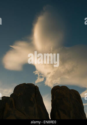 Sonnenuntergang auf Wolken, Alabama Hills, östliche Sierra Nevada, Kalifornien Stockfoto