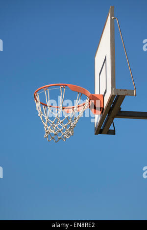 Niedrigen Winkel Ansicht Outdoor-Basketball-Korb gegen klaren blauen Himmel. Stockfoto