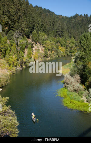 Menschen in einem Kanu, fotografiert von oben auf den Russian River in der Nähe von Guernville in Nord-Kalifornien. Stockfoto