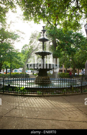 Wasser fließt in den Brunnen im Stadtpark Bienville Square in der Innenstadt von Mobile, Alabama in der Sonne am Nachmittag. Stockfoto