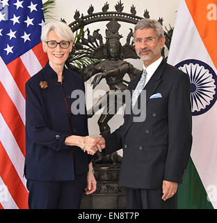 Neu-Delhi. 30. April 2015. Indian Foreign Secretary Subrahmanyam Jaishankar (R) trifft sich mit USA Staatssekretär für politische Angelegenheiten Wendy Sherman in Neu-Delhi, Indien, 29. April 2015. © Xinhua/Alamy Live-Nachrichten Stockfoto