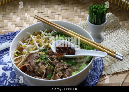 Bun Bo Hue, würzige Reis Nudeln Suppe aus Hue in Vietnam Stockfoto