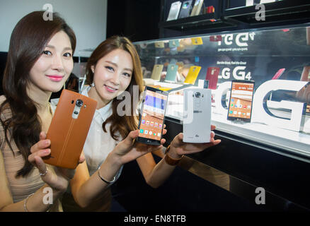 Seoul, Südkorea. 29. April 2015. Modelle stellen zur Förderung der LG Electronics G4 Smartphones in Seoul, Südkorea. LG präsentiert seine neuen G4 am Mittwoch, d. h. mit 5,5-Zoll-in-Plane switching (IPS) QHD Display, ein Qualcomm Snapdragon 808-Prozessor mit X10 ausgestattet, LTE und einem F 1.8 Kameraobjektiv. Das neue Smartphone läuft auf Googles Android 5.1 Lollipop und seine lokalen kostet ca. US$ 770, nach den örtlichen Medien. Bildnachweis: Lee Jae-Won/AFLO/Alamy Live-Nachrichten Stockfoto