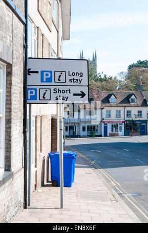 BURY ST EDMUNDS, ENGLAND 20. April 2015: Schild für Parkplatz in der Stadt Zentrum für lange und kurze Parkplatz übernachten Stockfoto