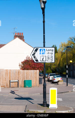 Melden Sie für Parkplatz und öffentliche Toiletten im Stadtzentrum Stockfoto