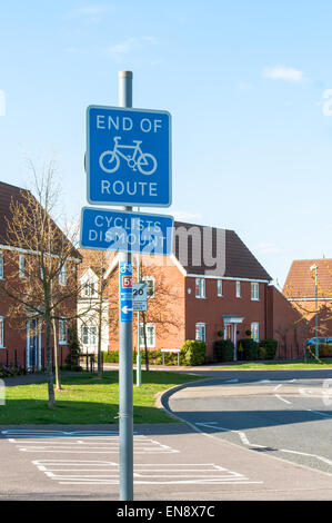 Britische Ende des Radweges Zeichen im modernen Wohnanlage Stockfoto