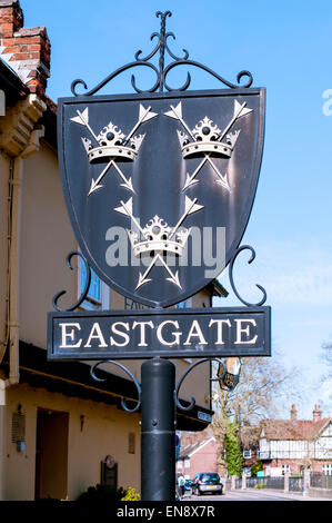 BURY ST EDMUNDS, ENGLAND 20. April 2015: Wegweiser für Eastgate in Bury St Edmunds, Stadtzentrum in England Stockfoto