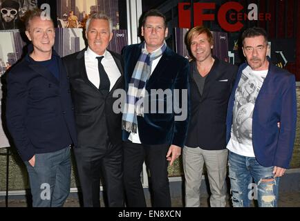 New York, NY, USA. 29. April 2015. Gary Kemp, Martin Kemp, Tony Hadley, Steve Norman, John Keeble im Ankunftsbereich für SOUL BOYS OF THE WESTERN WORLD Premiere, IFC Center Theatre, New York, NY 29. April 2015. Bildnachweis: Derek Sturm/Everett Collection/Alamy Live-Nachrichten Stockfoto